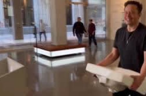 İlon Mask Twitter binasına lavabo ilə daxil olub