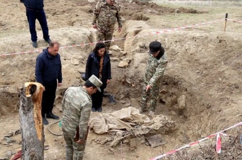 Hərbi prokuror azad olunmuş ərazilərdə aşkarlanmış kütləvi məzarlıqlara gedib