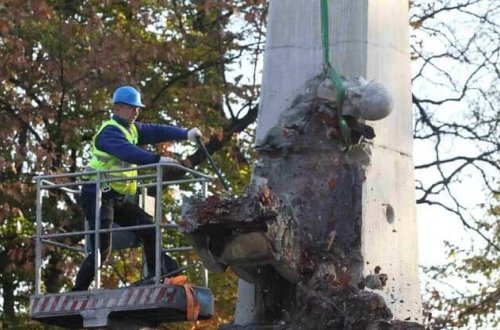 Polşada sovet dövrünə aid abidələr dağıdılıb