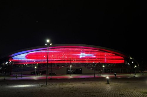 Bakı Su İdman Sarayı Türkiyə bayrağı ilə işıqlandırılıb