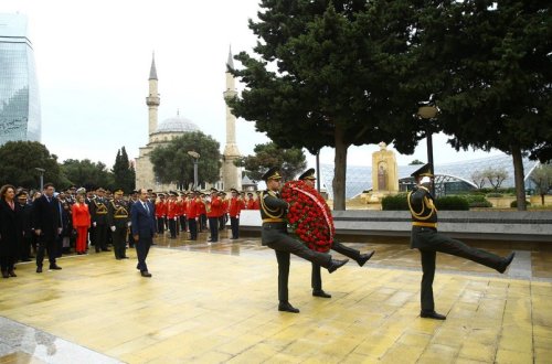 Bakıdakı Türk şəhidliyi ziyarət olunub