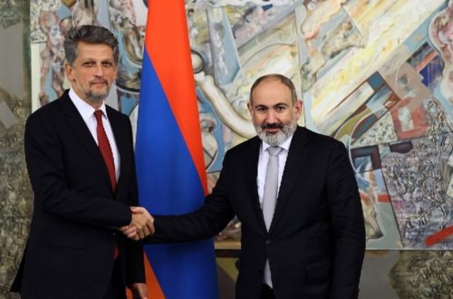 Paşinyan erməniəsilli deputatla Ermənistan-Türkiyə münasibətlərinin normallaşmasını müzakirə edib