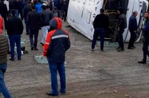 Yoldan çıxaraq aşan avtobusun sürücüsü danışdı: Arvadla kişi... - VİDEO