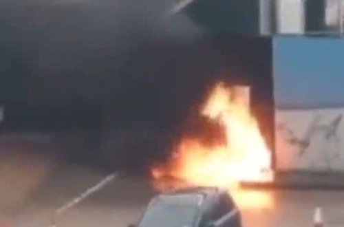 İngiltərədə qaçqınlar mərkəzinə bombalı hücum edilib