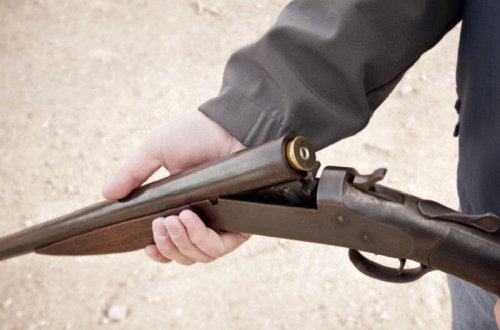 Azərbaycanda kafeyə girən kişi iki nəfəri güllələdi