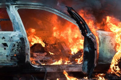 Cəlilabadda avtomobil yanıb