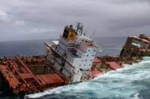 Tayvan sahillərində yük gəmisi batıb, 12 nəfər itkin düşüb