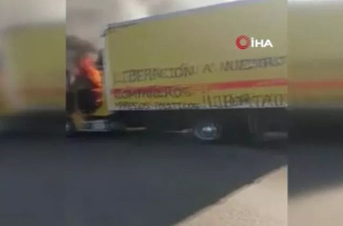 Meksikada tələbələr avtomobilləri yandırıblar