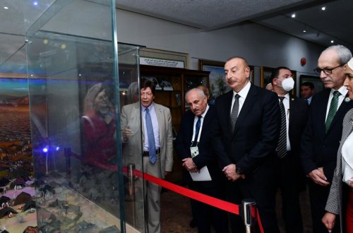 Prezident İlham Əliyev Əlcəzairdə Şəhidlər abidəsini və Milli Mücahidlər Muzeyini ziyarət edib - YENİLƏNİB