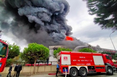 Türkiyənin Bursa şəhərində tekstil fabriki yanır