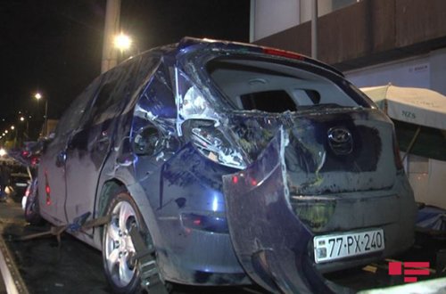Bakıda evakuator qəza törətdi, daşıdığı avtomobil yola aşdı - Fotolar