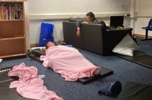 Böyük Britaniyanın immiqrasiya mərkəzlərində vəziyyət pisləşir