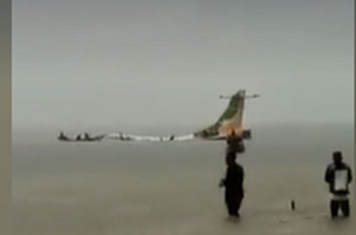 Tanzaniyada sərnişin təyyarəsi gölə enib - FOTO