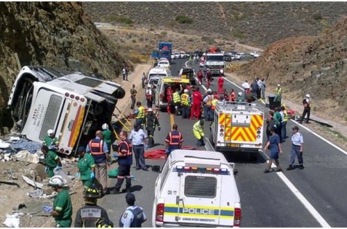 Qvineyada tələbələri daşıyan mikroavtobus qəzaya düşüb, 22 nəfər ölüb