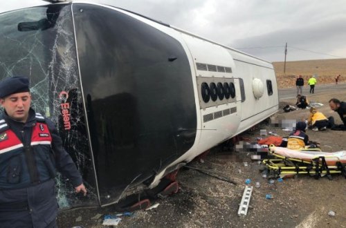 Türkiyədə miqrantları daşıyan avtobus aşdı - 3 ölü, 27 yaralı
