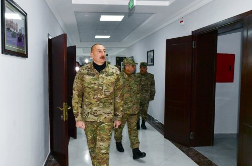 Prezident hərbçilər üçün yeni istifadəyə verilmiş yaşayış binaları ilə tanış olub