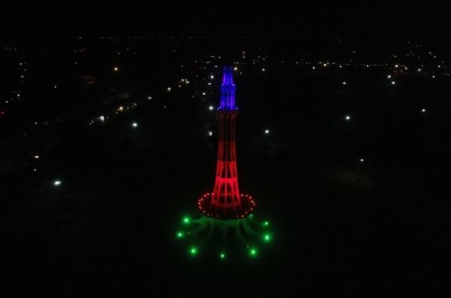 Pakistanın məşhur abidəsi Azərbaycan bayrağı ilə işıqlandırılıb