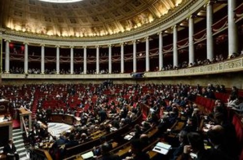 Fransada parlamentin buraxılması müzakirə edilir