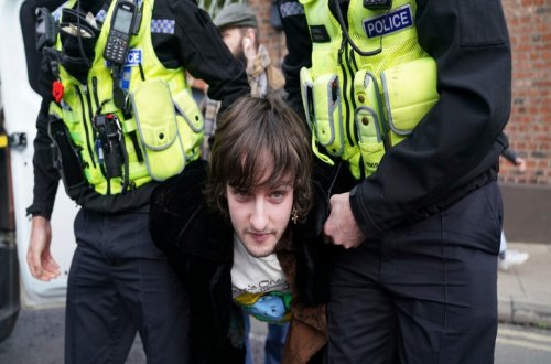 Britaniya kralı və kraliçaya yumurta atan şəxs saxlanılıb