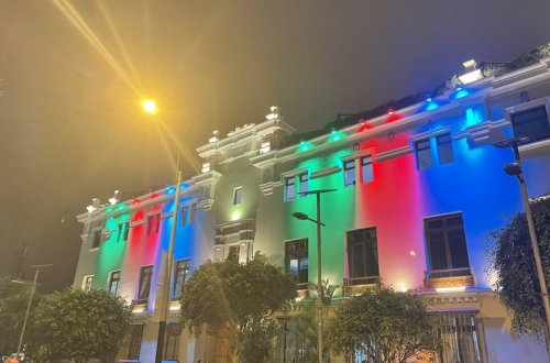 Peruda bələdiyyə binası Azərbaycan bayrağının rəngləri ilə işıqlandırılıb