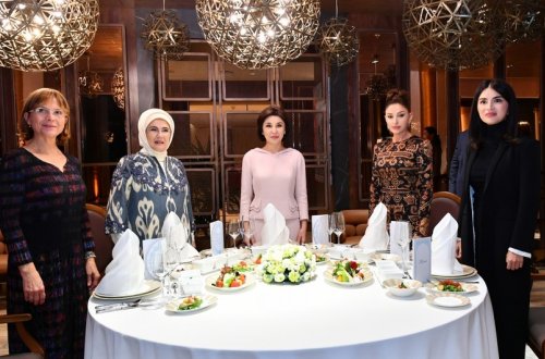 Birinci xanım Mehriban Əliyeva Səmərqənddə təşkil olunan şam yeməyində iştirak edib