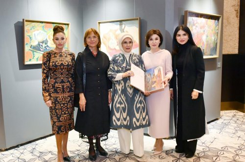 Mehriban Əliyeva Səmərqənddə “Özbəkistanın rəngləri” adlı sərgi ilə tanış olub