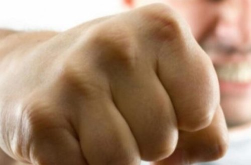 Bəy toyda dostunu yumruqla vurdu - VİDEO