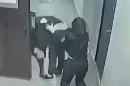 Şirkət rəhbəri iki polis qadını döydü - VİDEO