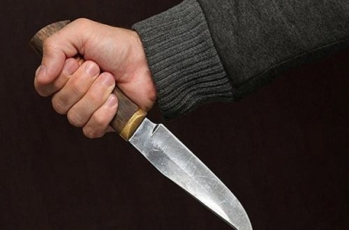 Göygöl sakini özünü bıçaqlayıb