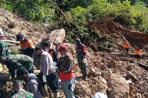 İndoneziyada torpaq sürüşməsi olub, 3 nəfər ölüb