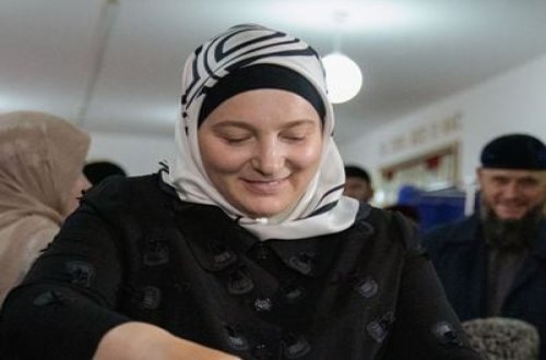 Putin Kadırovun həyat yoldaşına “Qəhrəman ana” fəxri adı verib