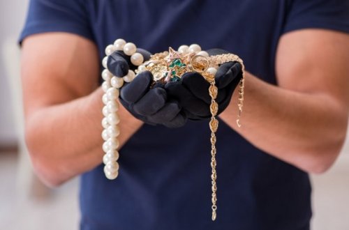 Bakıda nəvə babasının evindən 8 500 manatlıq oğurluq edib