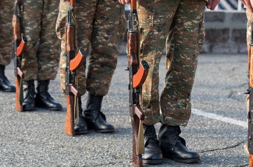 Ermənistanda hərbçilər arasında atışma olub, ölən var