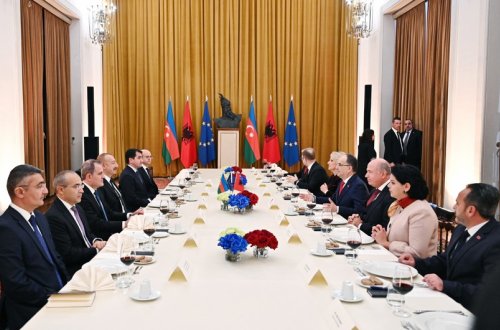 Azərbaycan və Albaniya prezidentlərinin rəsmi lanç əsnasında geniş tərkibdə görüşü olub