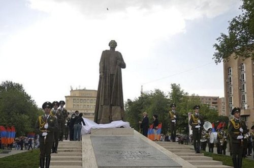 İrəvanda Njdenin heykəlinə “Xameneiyə ölüm” yazıblar