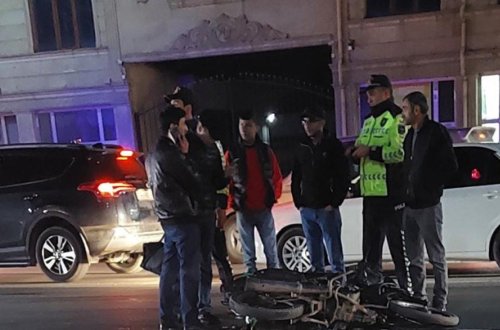 Gəncədə minik maşını motosikletlə toqquşub