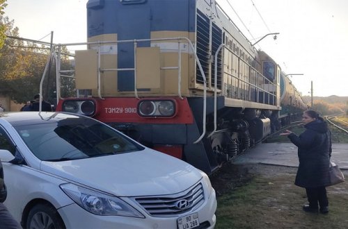 Bakıda yük qatarı ilə avtomobil toqquşdu (FOTO)