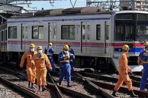 Yaponiyada sərnişin qatarı relsdən çıxıb