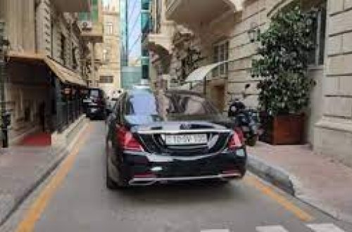 Birtərəfli küçədə maşını saxlayıb getdi: yol bağlandı - 10-SV-100 - FOTO