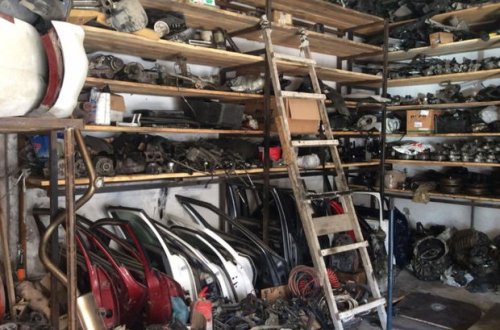 Abşeronda mağazanın qarşısından 23 min manatlıq avtomobil ehtiyat hissələri oğurlanıb