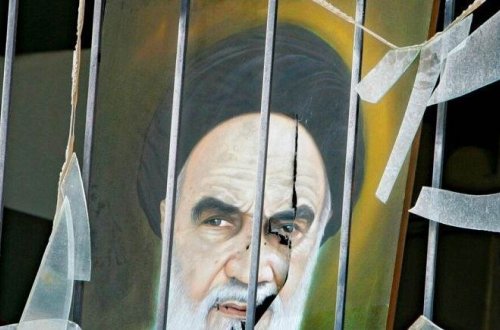 İranda etirazçılar ölkənin ilk ali dini lideri Ayətullah Xomeyninin evini yandırıblar