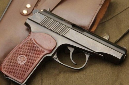 Bakıda hava limanında sərnişinin üzərindən tapança çıxdı