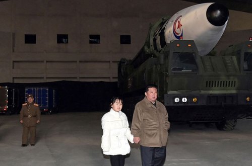 Kim Çen In ilk dəfə gizli saxladığı qızı ilə görüntüləndi - Fotolar