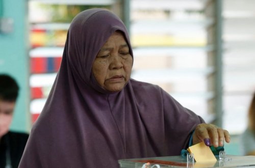 Malayziyada parlament seçkilərində heç bir koalisiya çoxluq qazana bilməyib
