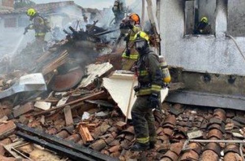 Kolumbiyada kiçik təyyarə yaşayış məntəqəsinin üzərinə düşüb: 8 ÖLÜ