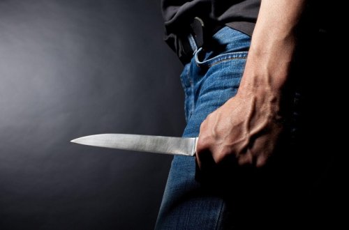 В Баку мужчина подозревается в нанесении ножевых ранений малолетнему ребенку и теще