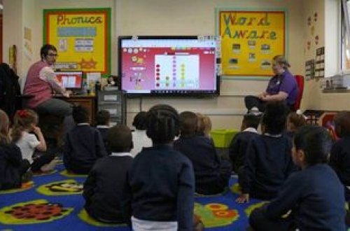 Şotlandiyada maaşlarının artırılmasını istəyən müəllimlər tətilə çıxıb