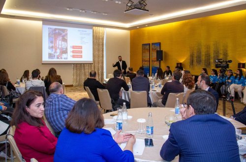 DHA, “Hürriyet” qəzetinin xəbər koordinatoru Fırat Karadenizin iştirakı ilə təlim keçirilib