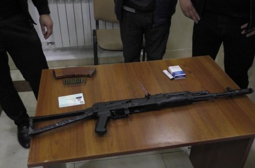Mingəçevirdə üzərində “Kalaşnikov” gəzdirən keçmiş məhkum tutulub