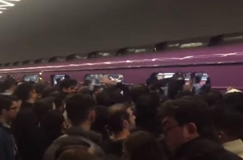 Metroda biabırçı mənzərə - Hamı bu görüntüdən danışır - VİDEO